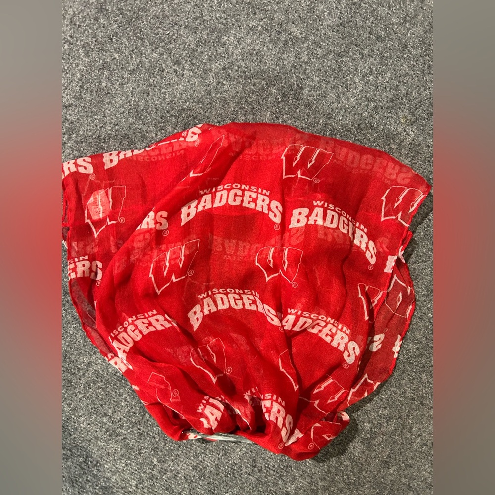 Red Wisconsin Badgers Scarf NWT! - Picture 3 of 3